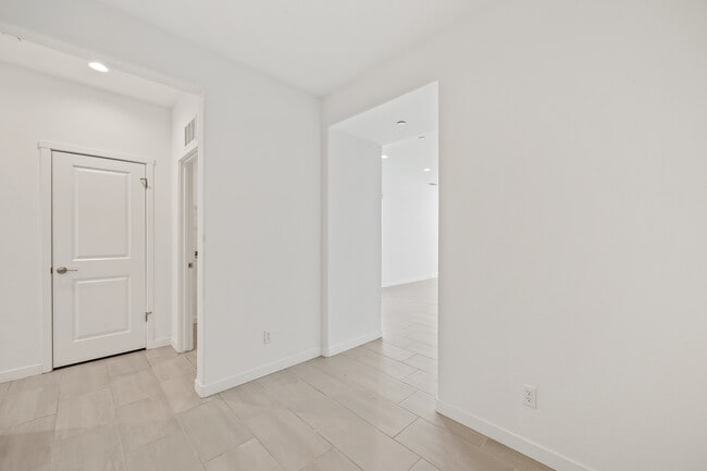 Building Photo - 821 Amanecer Ave