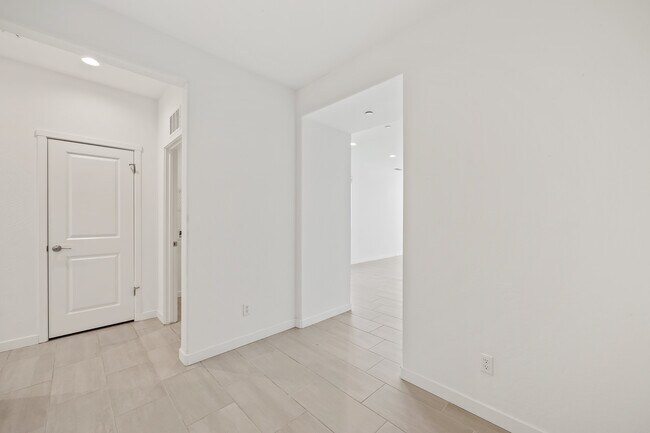 Foto del edificio - 821 Amanecer Ave