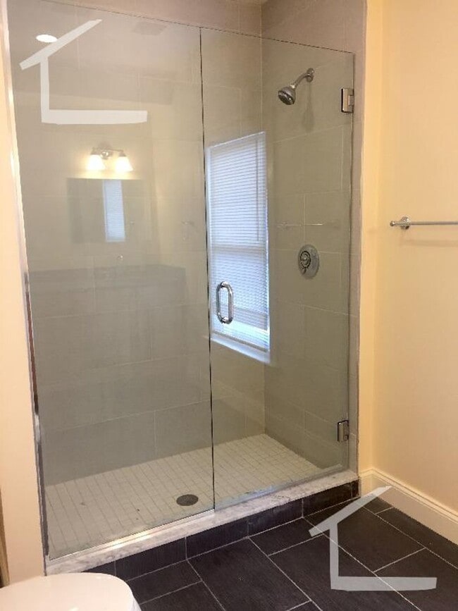 Building Photo - nice 4 bed in Newton