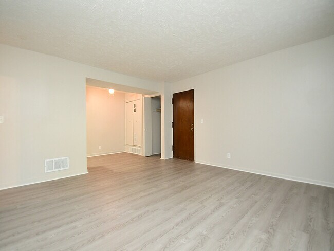 Foto del edificio - 2321 Benson Gardens Blvd