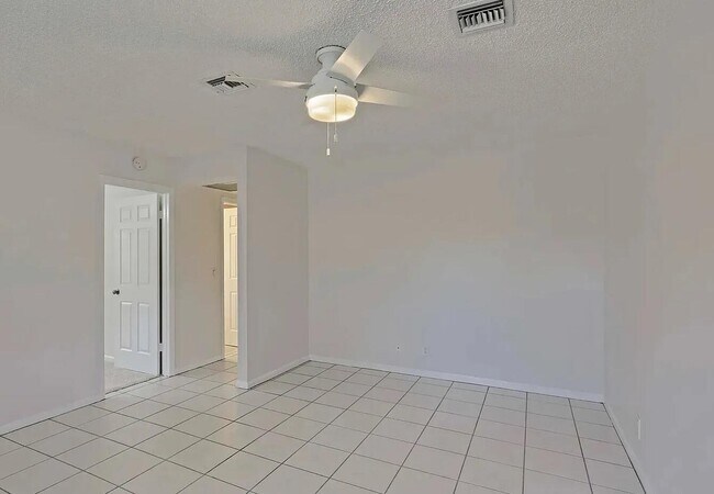 Building Photo - 9258 Green Meadows Way