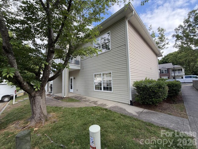 Building Photo - 21230 Hickory St