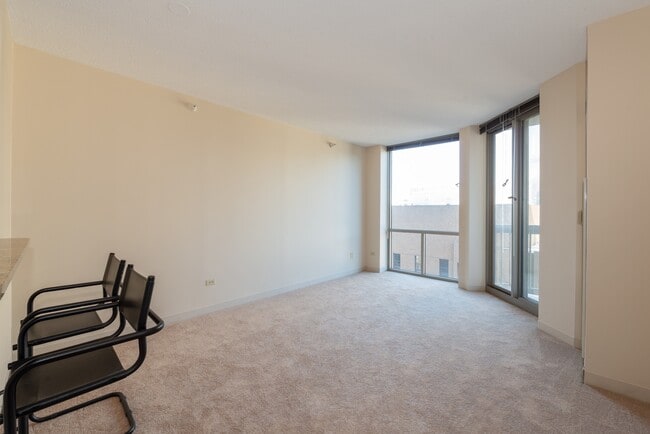 Foto del edificio - 222 N Columbus Dr