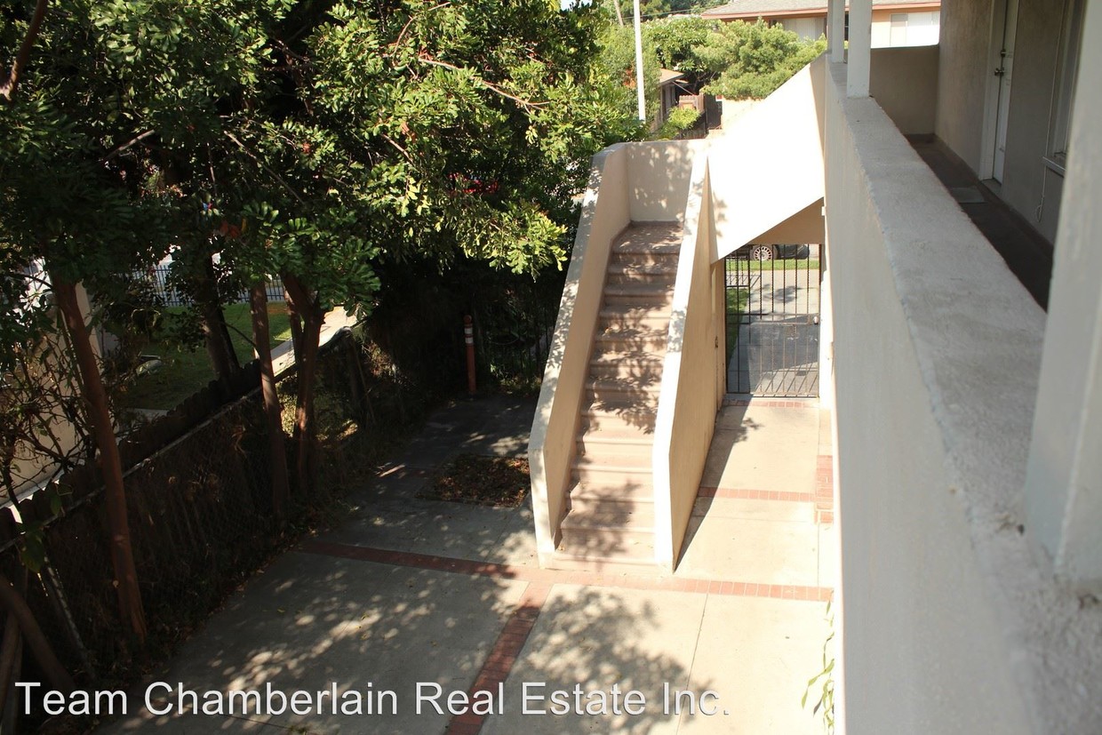 Primary Photo - 7634-7634 Comstock Ave