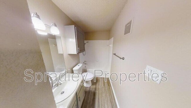 Foto del edificio - 200 Bosque Rd