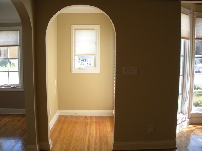 Building Photo - 8827 Rosewood Ave
