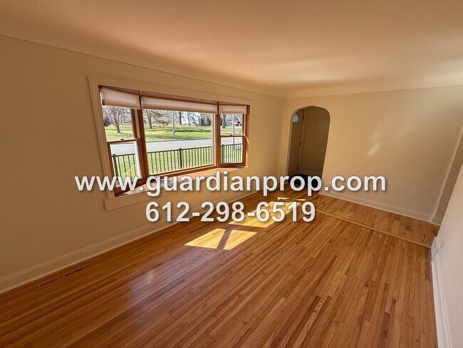 Foto del edificio - Roseville House in Secluded Midland Hills Available September 1, Updated Kitchen, Large Primary S...