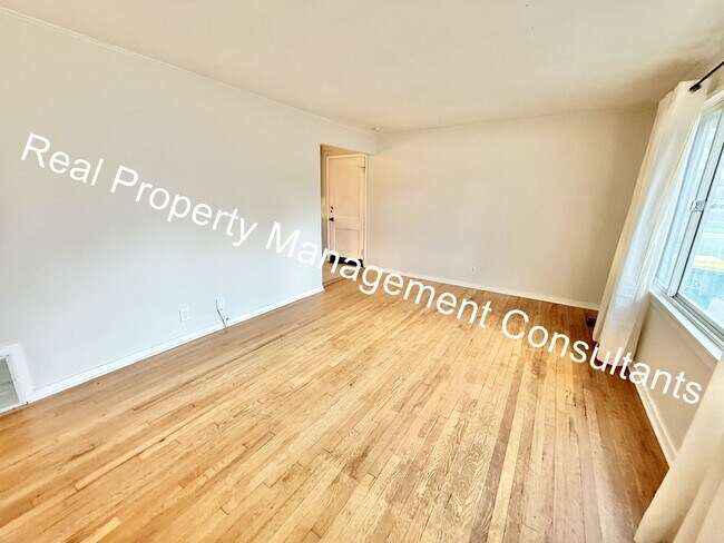 Foto del edificio - 3-Bedroom Home Near Downtown Overland Park!