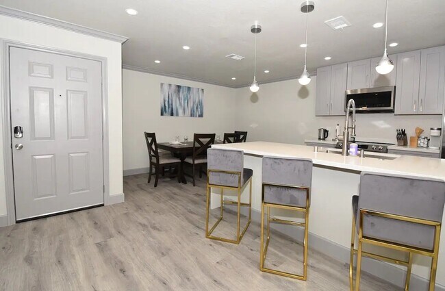 Building Photo - Stunning and modern 1-bedroom condo at Cop...