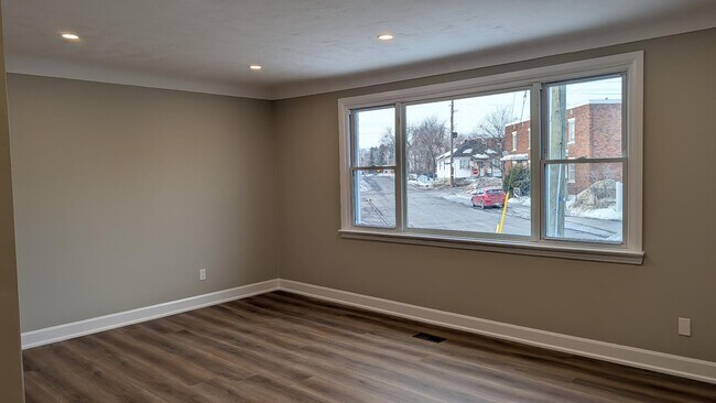 Building Photo - 246 Ste-Anne Av