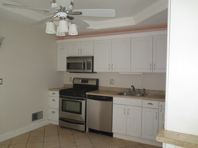 Building Photo - Renovated 3 Bedroom Townhome in Violetvill...