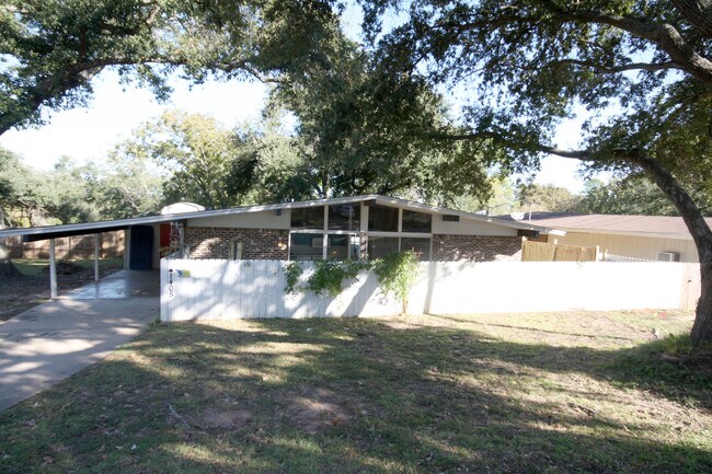 Building Photo - 1405 Terre Haute Dr