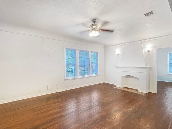 Foto del edificio - A Timeless Gem Awaits - Elegant Historic Home Nestled in the Heart of Los Angeles Heights Keyston...