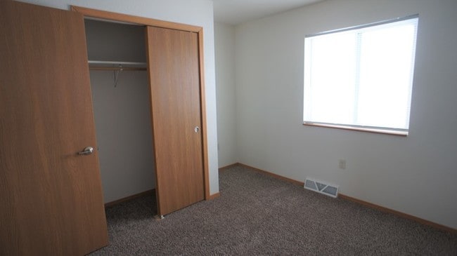 Building Photo - 824 Songbird Ln