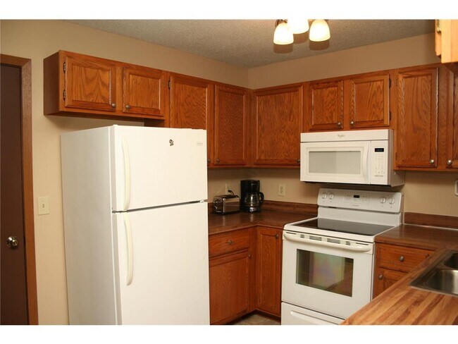 Foto del edificio - 1202 W Royal Oaks Dr