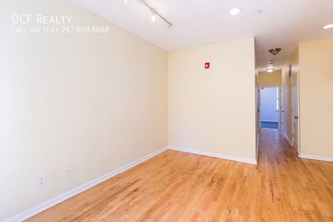 Building Photo - 3 Bed Temple Apartment