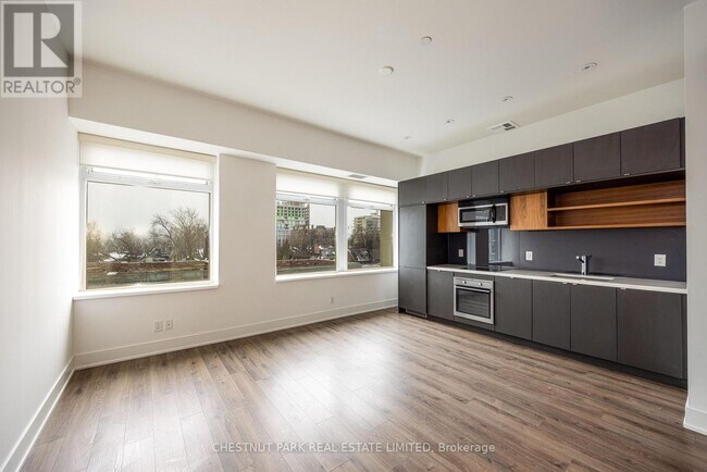 Photo du bâtiment - 111 St Clair Ave W