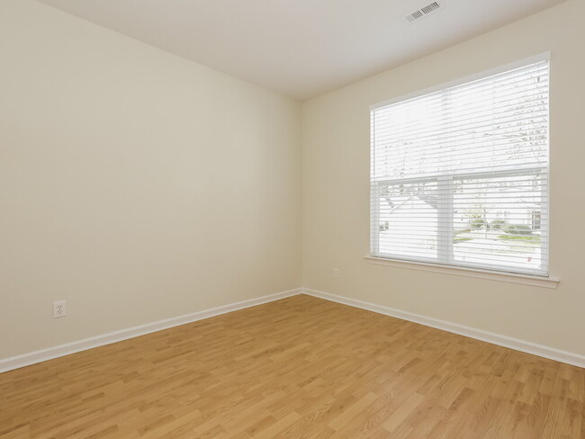 Building Photo - 8264 Chatham Oaks Dr