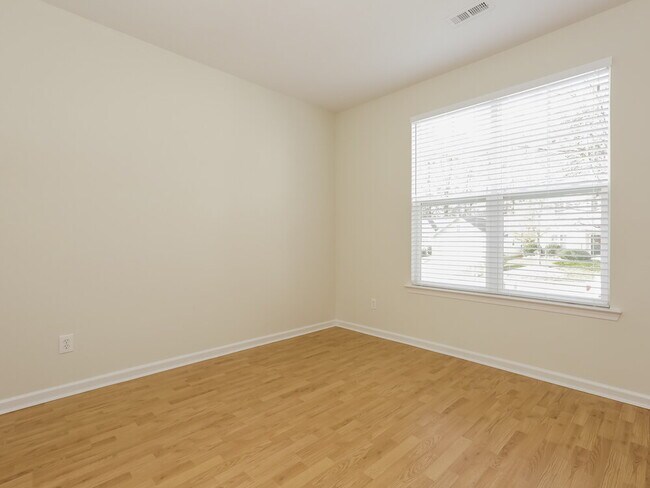 Foto del edificio - 8264 Chatham Oaks Dr