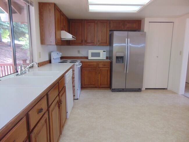 Foto del edificio - Great 4BR 2.5BA Split Entry Home in Quiet Forest Park Neighborhood