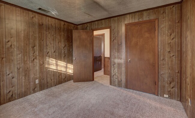 Building Photo - 107 Oakwood Cir