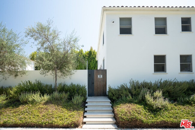 Building Photo - 546 N McCadden Pl