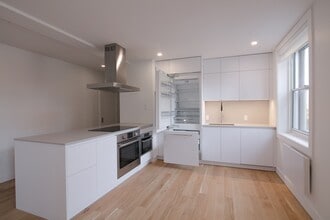 Building Photo - 5530 Chem. de la Côte St Luc