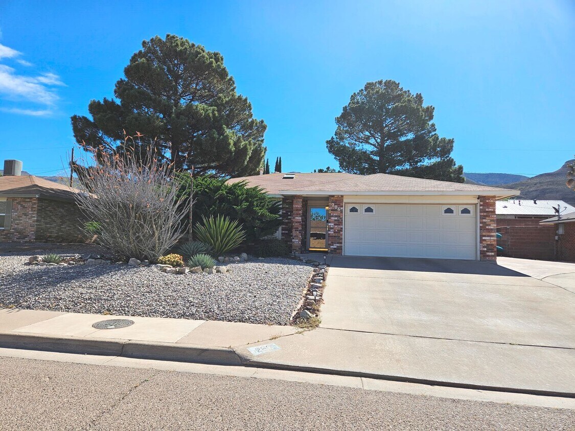 Foto principal - Beautful Brick Home with 3 BD/2 BA & Refri...