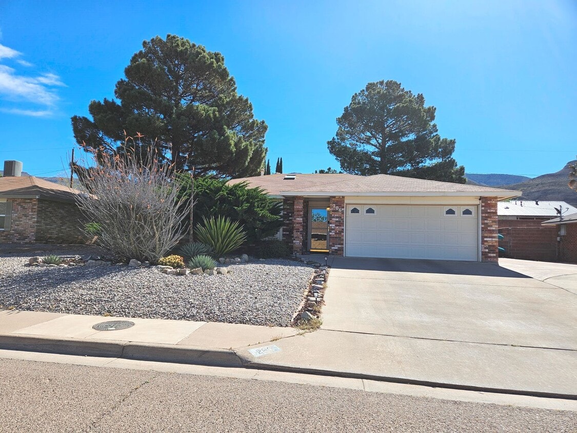 Primary Photo - Beautful Brick Home with 3 BD/2 BA & Refri...