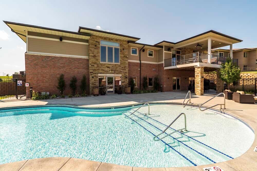 Los días calurosos exigen baños refrescantes en nuestra piscina estilo resort. - Villas of Omaha at Butler Ridge