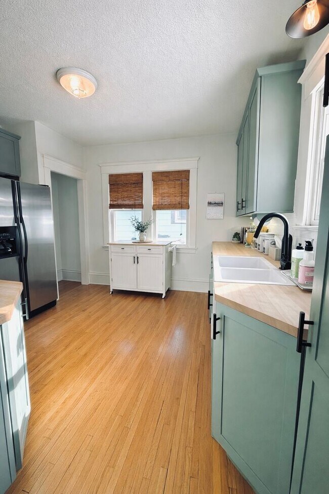 Building Photo - Charming 3bed 1.5bath Home in Saint Paul