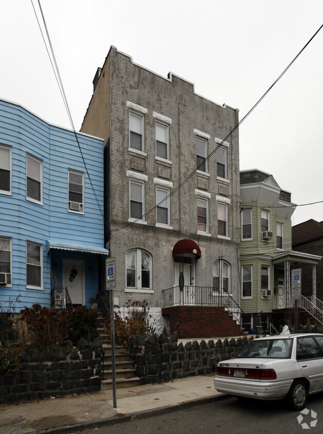 Foto del edificio - 145 Sherman Ave