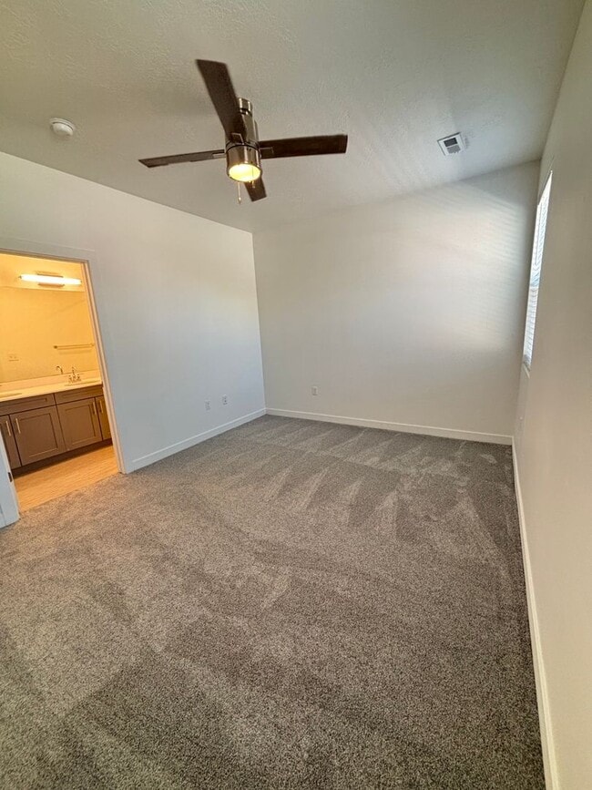 Building Photo - Your Fresh Start Awaits! 4 Weeks Rent Free + $0 Down Deposit OAC | 3 Bed Townhome in South Ogden