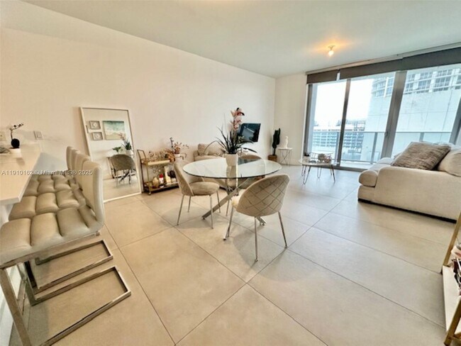 Foto del edificio - 488 NE 18th St