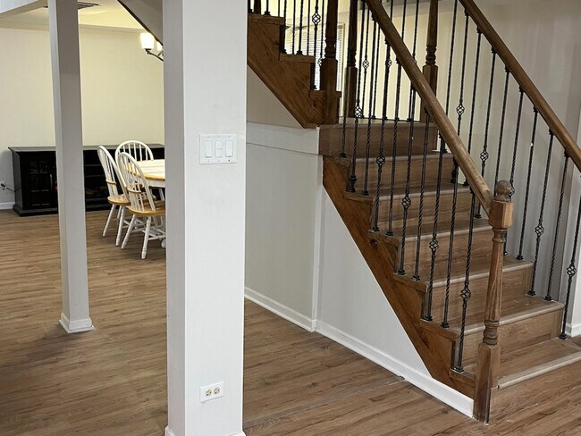 Foto del edificio - 270 N Woodland Dr