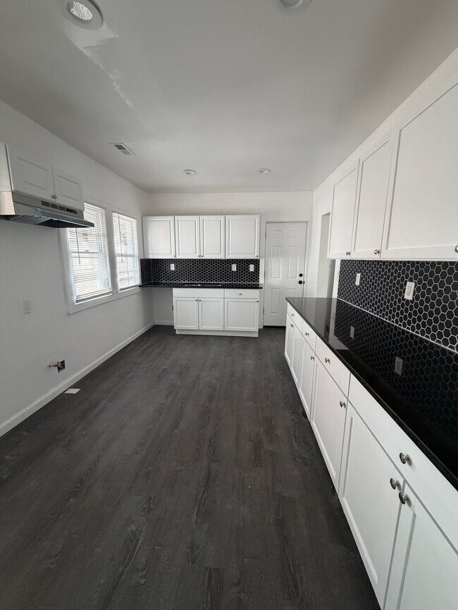 Foto del edificio - 3 Bedroom 2 bath duplex