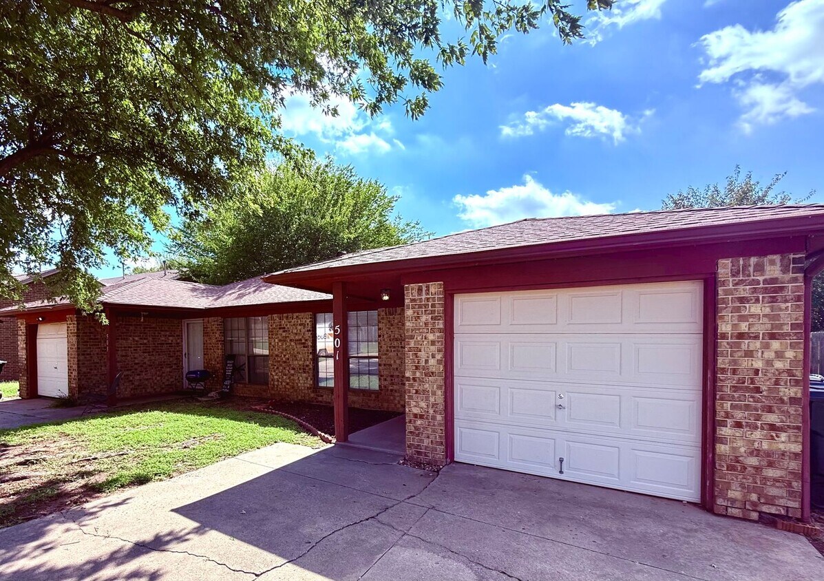 Foto principal - Charming 2BD 1BA Duplex in Yukon!!