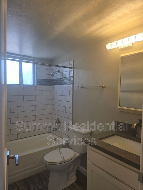 Foto del edificio - 714 E 10th St