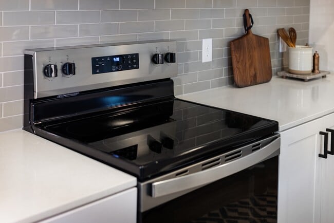 Cocina con electrodomésticos de acero inoxidable. - Avalon Lake Norman