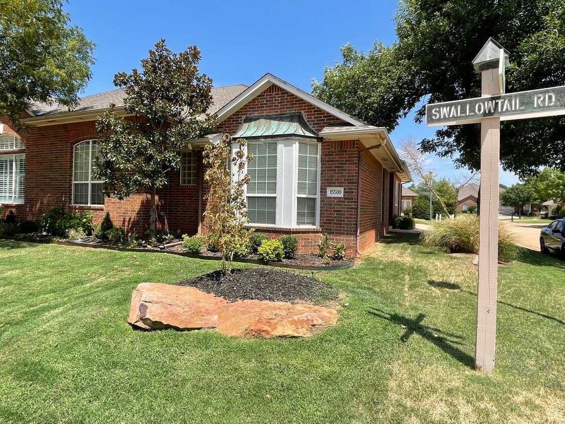 Foto principal - Great 3 Bed 2 Bath Duplex in a Gated Neighborhood!!