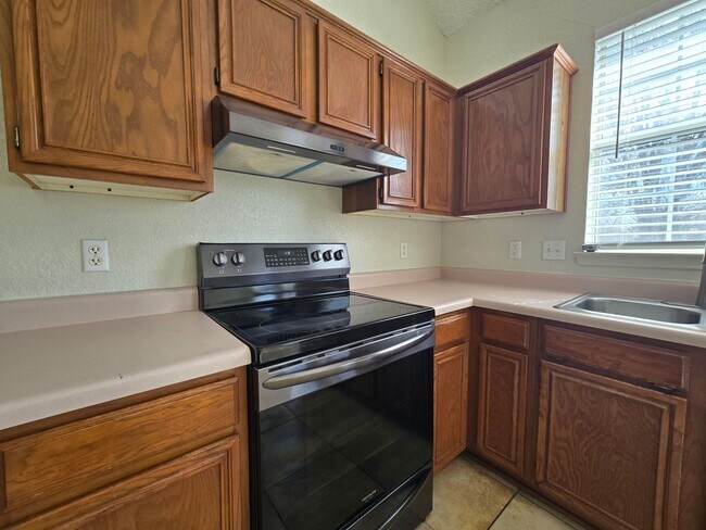 Foto del edificio - PRICE REDUCTION - AVAILABLE NOW!