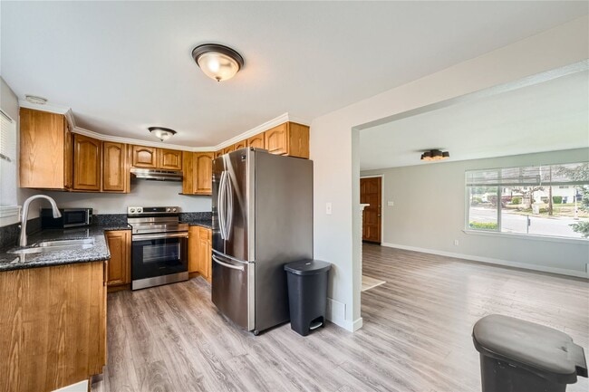 Building Photo - Charming and newly remodeled 4 bed x 2 bat...