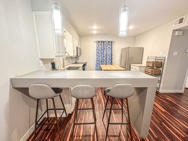 Foto del edificio - 2-Bedroom, 2-Bathroom Condo at District-12!!