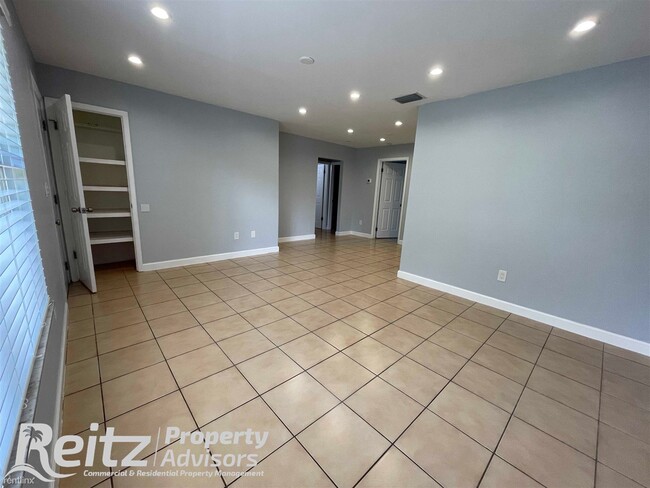Foto del edificio - 3 br, 2 bath Duplex - 4231-4233 Pine Drop ...
