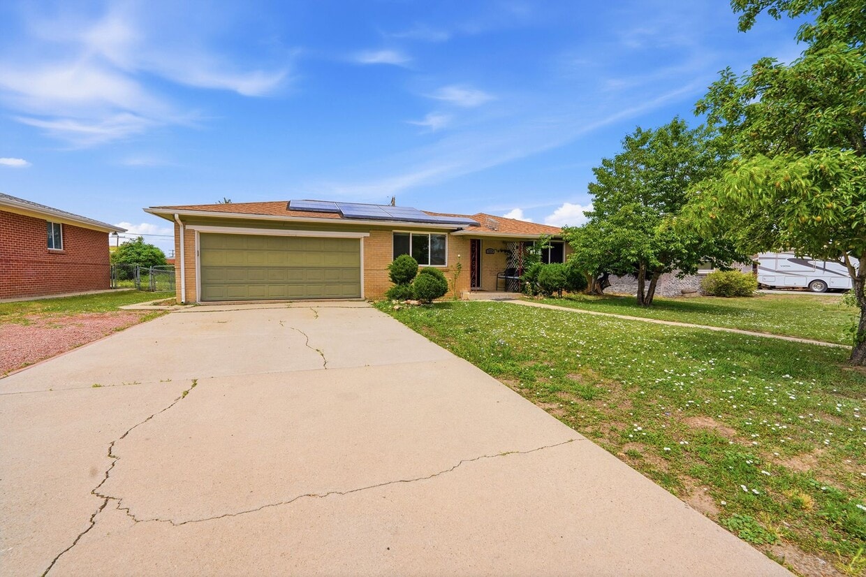 5 bedroom, 3 1/2 bath, home with two master suites and 2 car garage. - 5 bedroom, 3 1/2 bath, home with two master suites and 2 car garage.