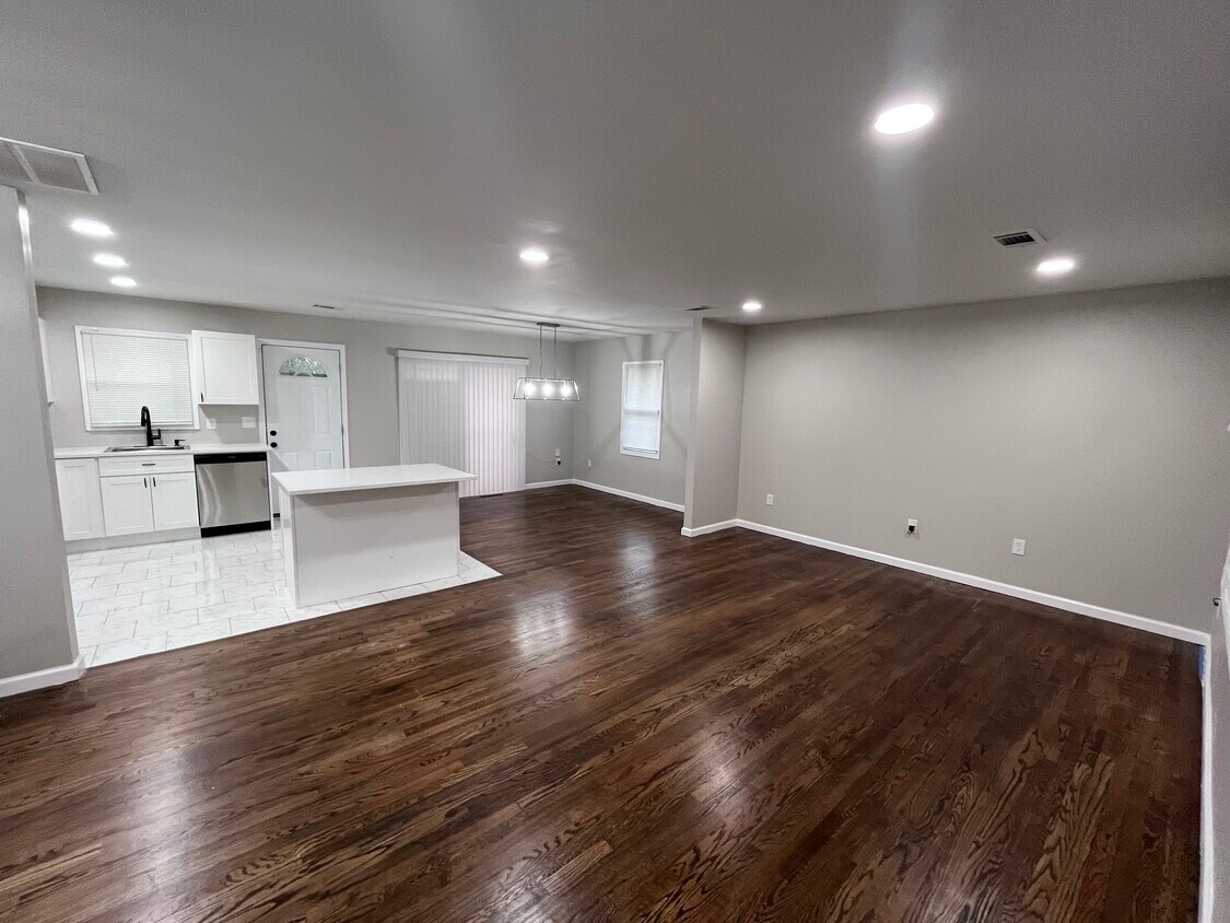 Open Concept - 250 Hamilton E Holmes Dr NW
