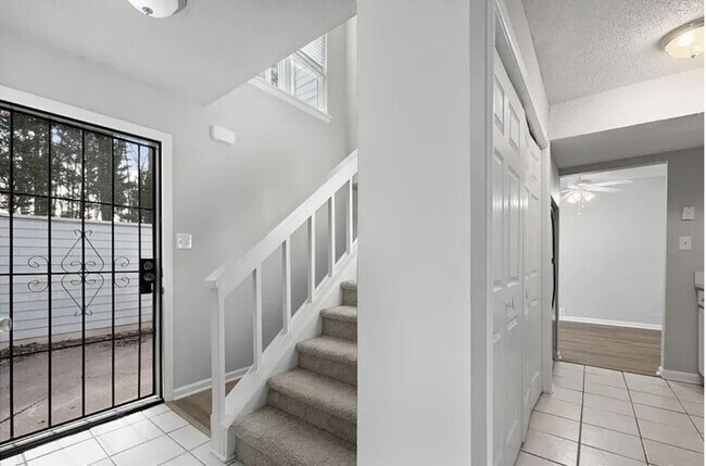 Building Photo - Welcome to this charming 2-bedroom, 1.5-ba...