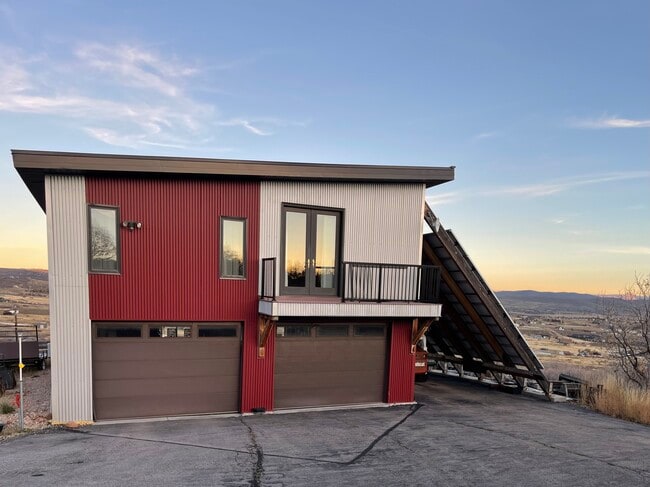 A stand-alone building, solar panels - 9175 Cottonwood Trl