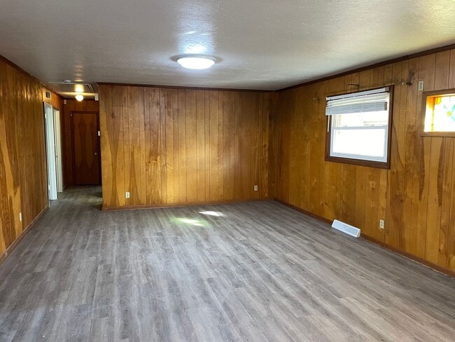 Building Photo - 3/4 BED, 1.5 BATH HOME $1400 MONTH, $1400 ...