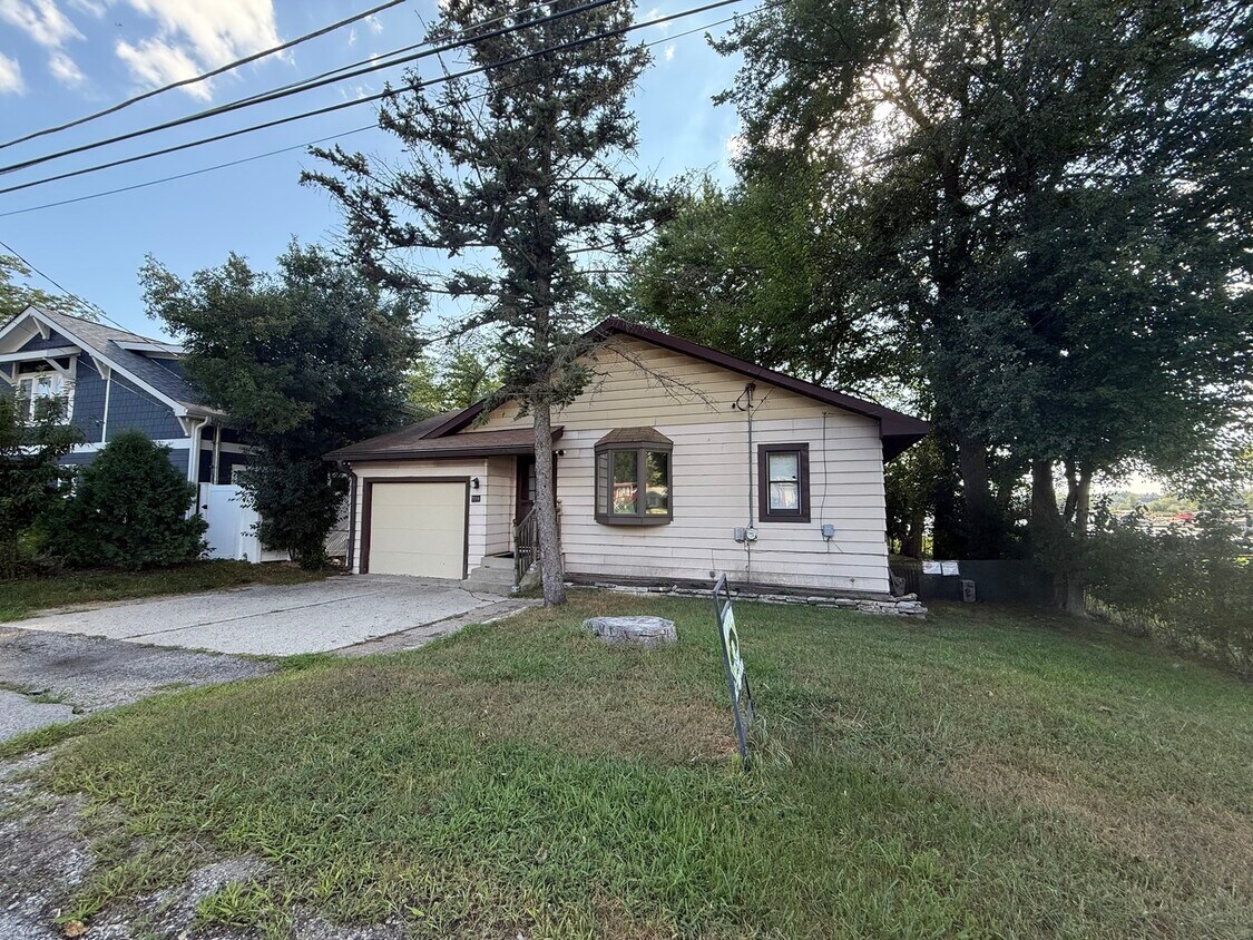 Primary Photo - 709 Lake Shore Dr